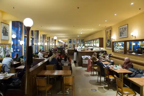 le restaurant, les tables se remplissent.