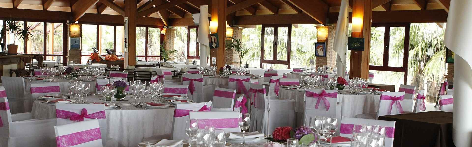Salle de restaurant et tables